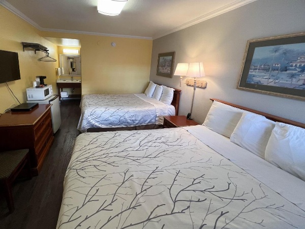 Van Ness Inn image 7